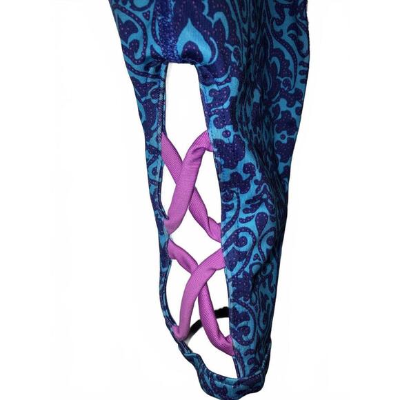 Old Navy Active Go-Dry Capris - Size XL  girls with Unique Design - Picture 2 of 4